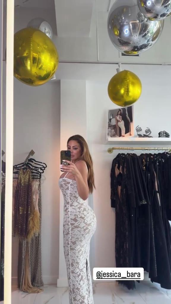 徐娘半老！皮蓬前妻穿吊帶裙自拍，這身材也太炸裂了！