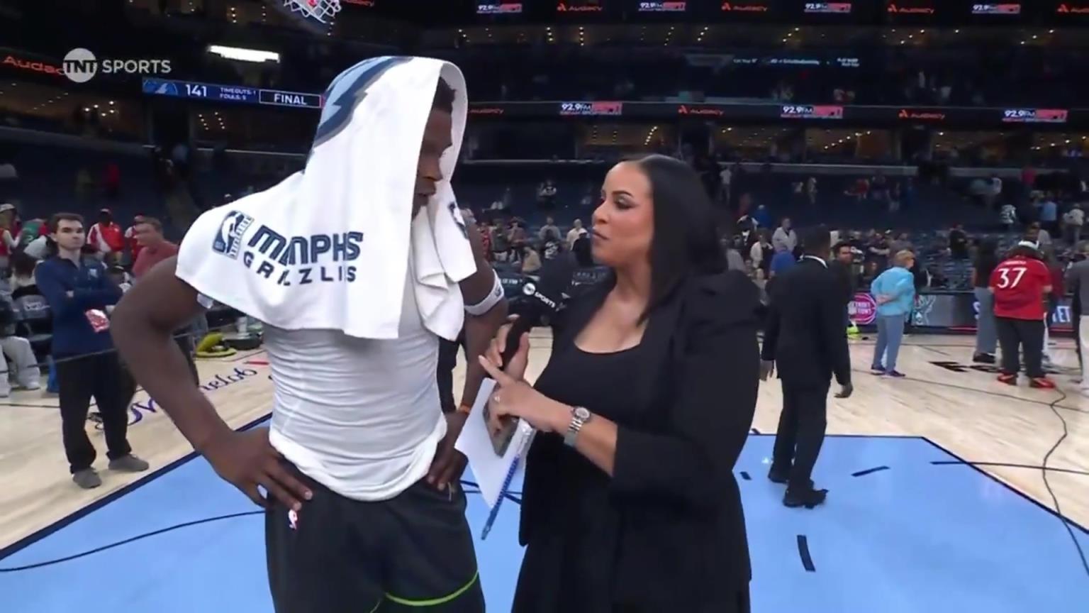 華子賽后接受一位豐滿女記者的采訪！