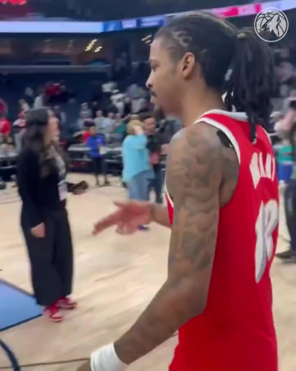 笑死！莫蘭特賽后與華子握手，竟然也是比出“手槍”的手勢