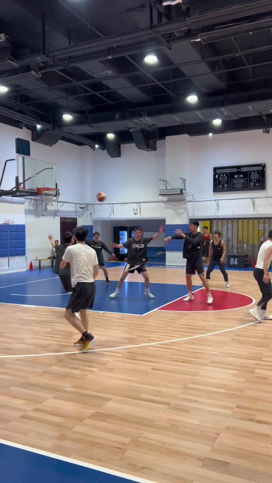 對手回家后：老婆，我今天在野球場匹配到巔峰馬刺隊了！