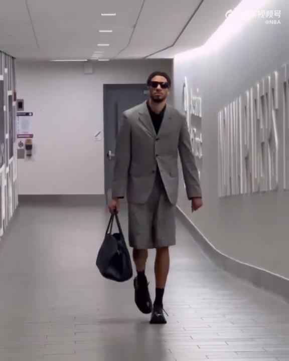 時尚潮男！哈利今日一身灰西裝短褲墨鏡搭配入場 腿真細！