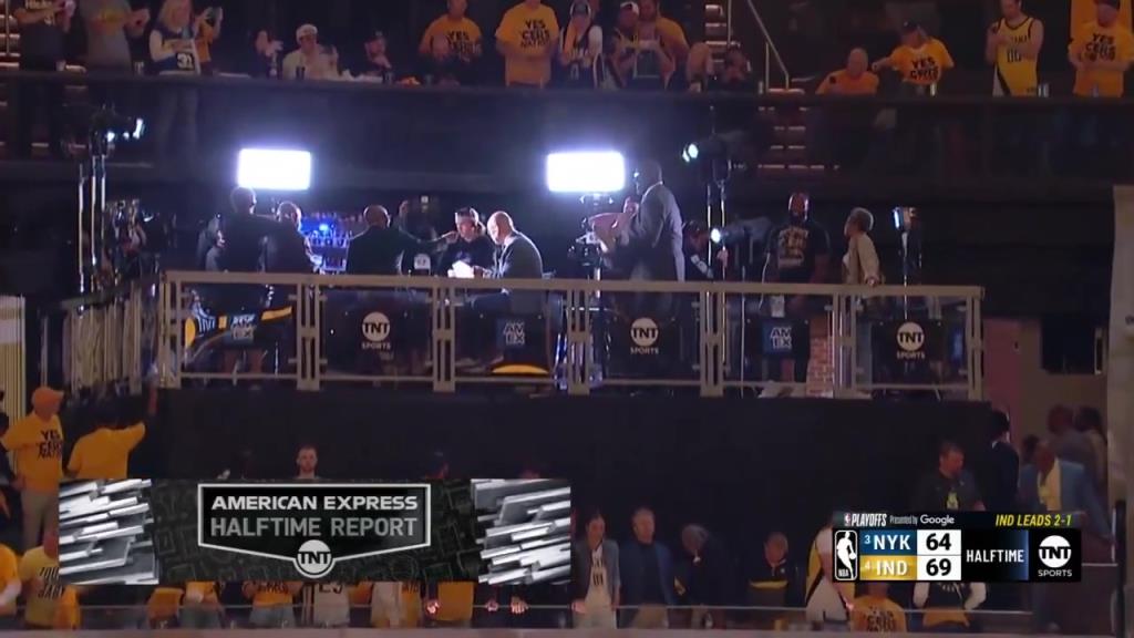 啊？轉播鏡頭給到解說看臺，奧尼爾居然抱著一個人在彎舉