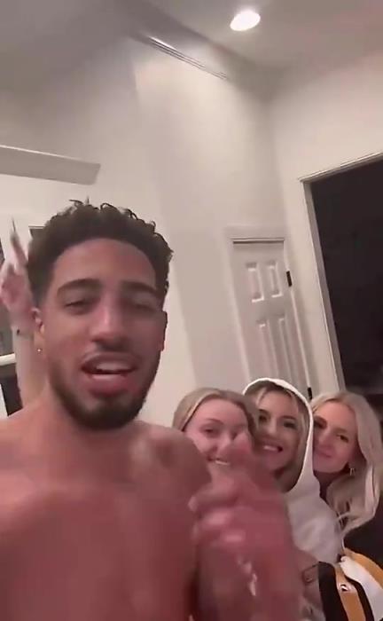 今日怒砍歷史級三雙！哈利此前光著膀子與三位金發(fā)美女同框