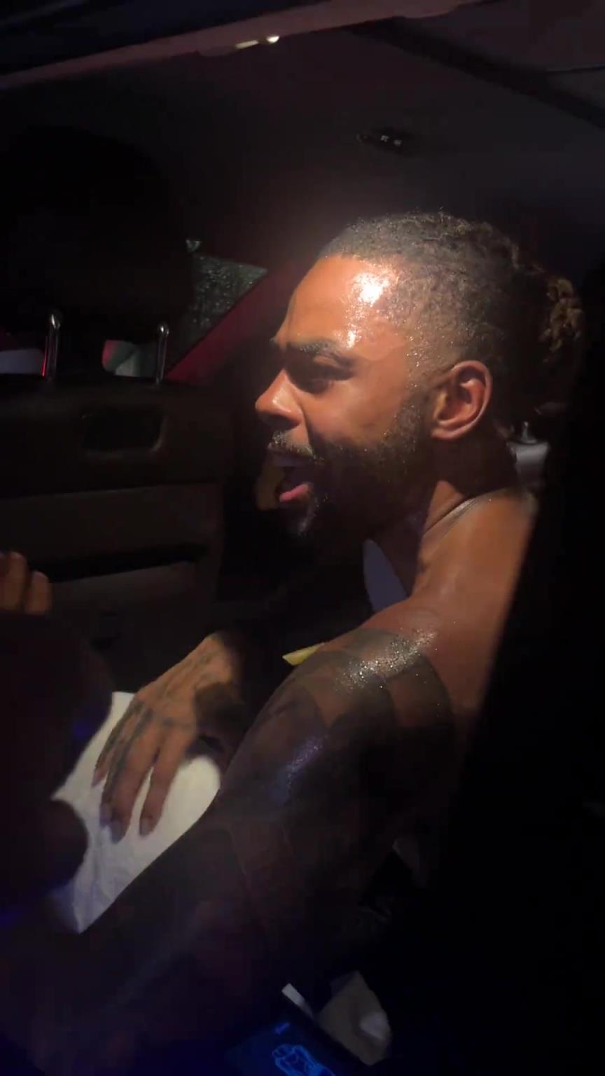 太熱情了！拉塞爾中國行坐車離開球迷們被團團圍住