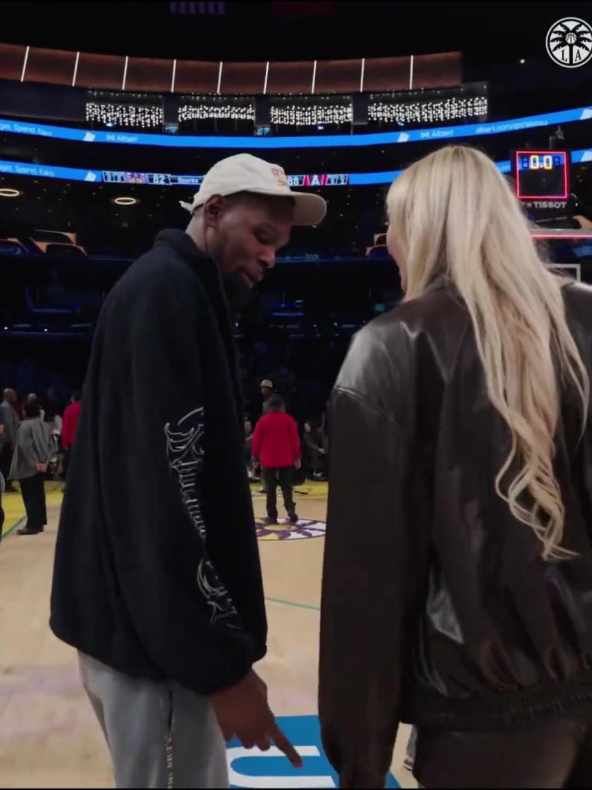 小帥這氣質(zhì)！杜蘭特與庫(kù)里教妹布林克擁抱，眼睛好像一直偷瞟布林克大長(zhǎng)腿