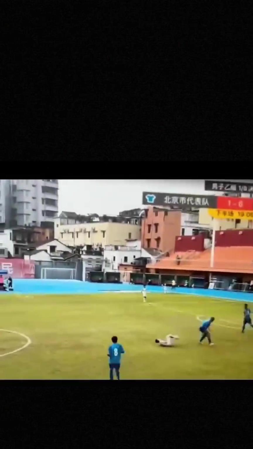 太可怕了！全運(yùn)會(huì)驚現(xiàn)殺人足球，球員將對(duì)手直接踢骨折