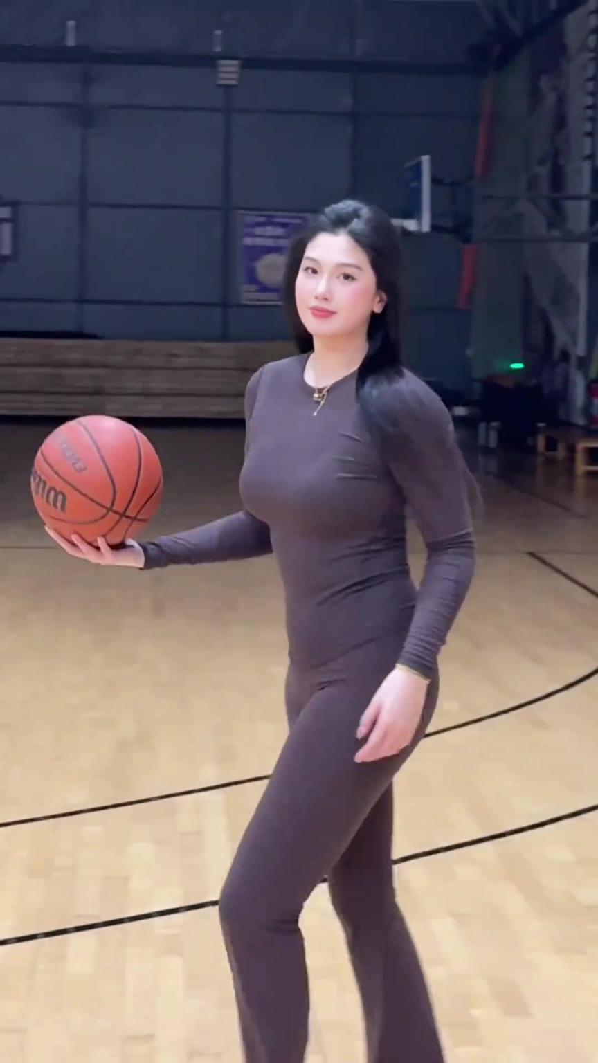 低配版卡戴珊！野球場(chǎng)肘姐這身材，懂的吧友都懂！