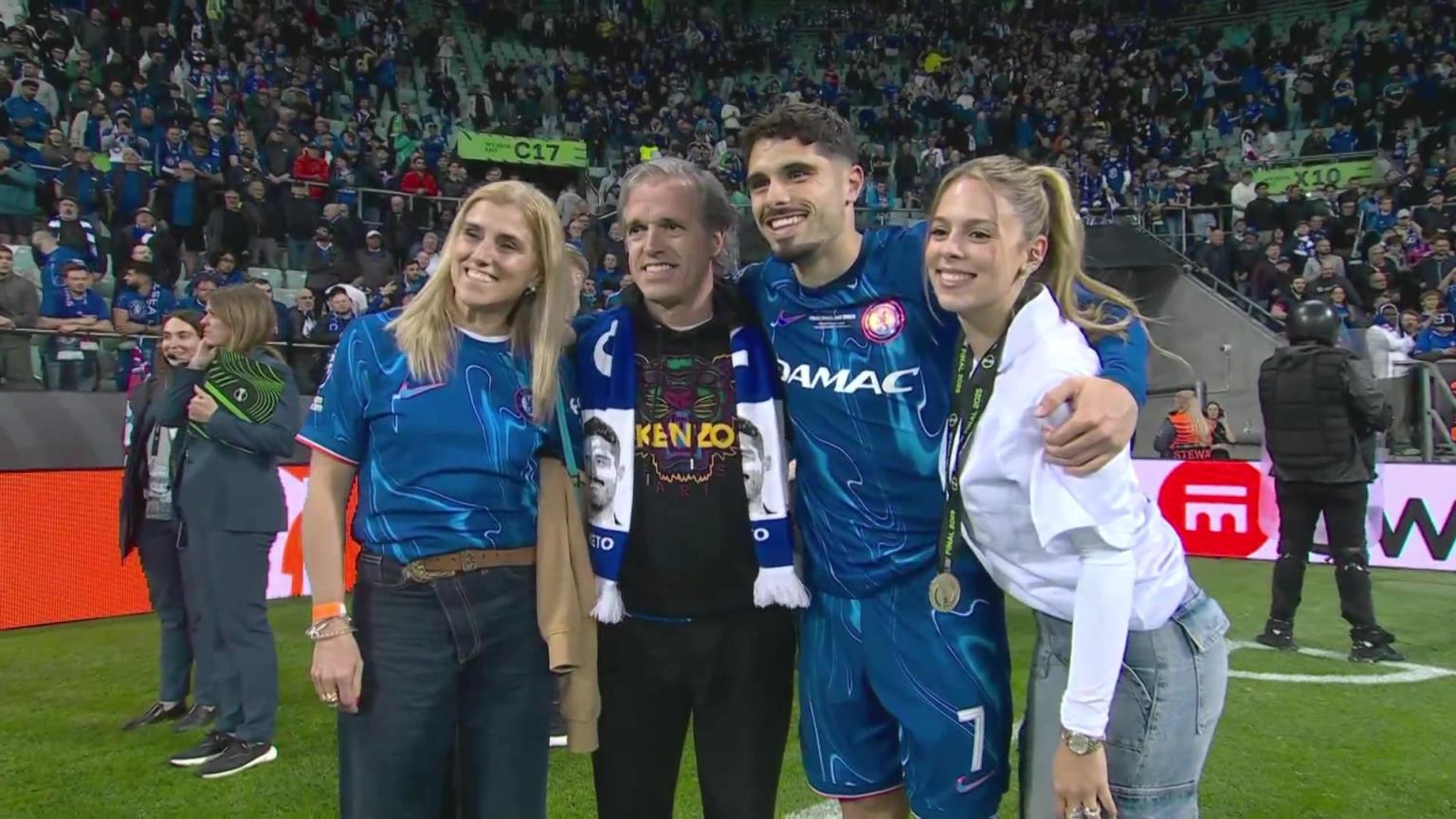 內(nèi)托好福氣！奪冠后高顏值女友來(lái)合照，身材相當(dāng)哇塞！