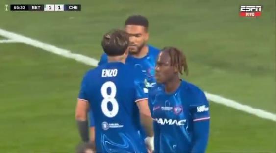 繼續(xù)干！恩佐進(jìn)球后給了詹姆斯一巴掌，兩人頂頭互相打氣