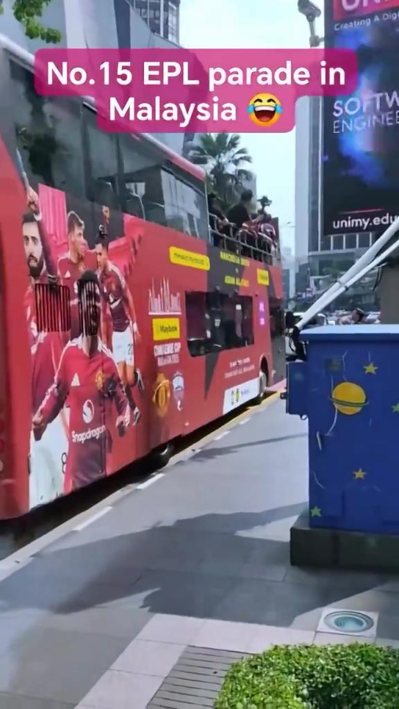 游街示眾？曼聯(lián)在馬來(lái)西亞街頭大巴游行，球迷笑噴
