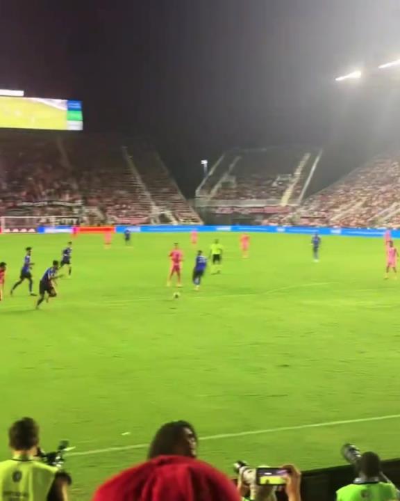 梅老板為了給蘇亞雷斯送個(gè)助攻，也是拼了啊