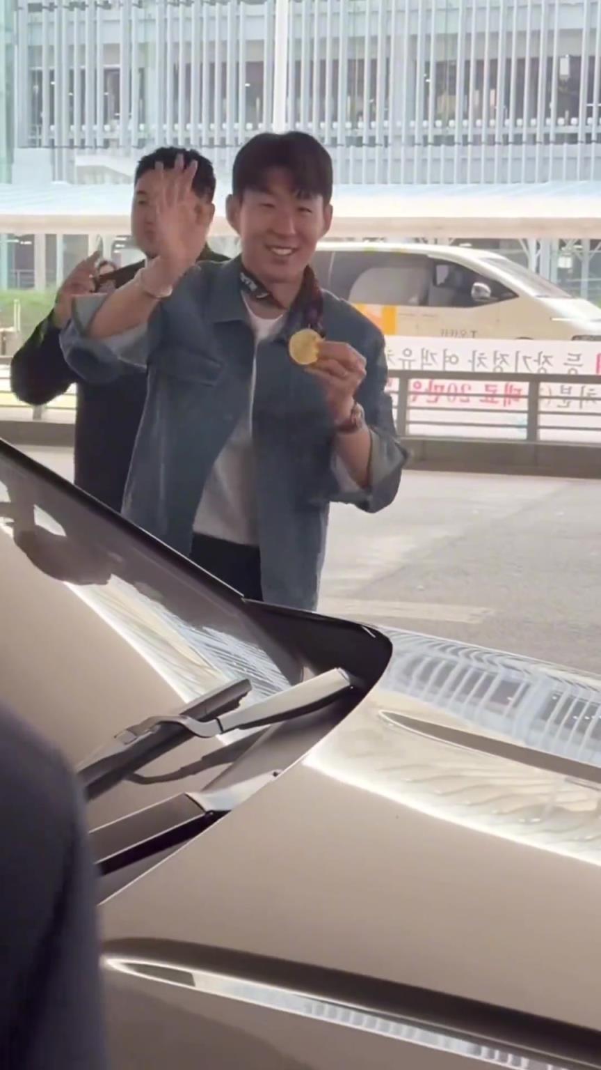 衣錦還鄉(xiāng)！孫興慜返回韓國(guó)，眾多女球迷讓其把歐聯(lián)獎(jiǎng)牌戴上