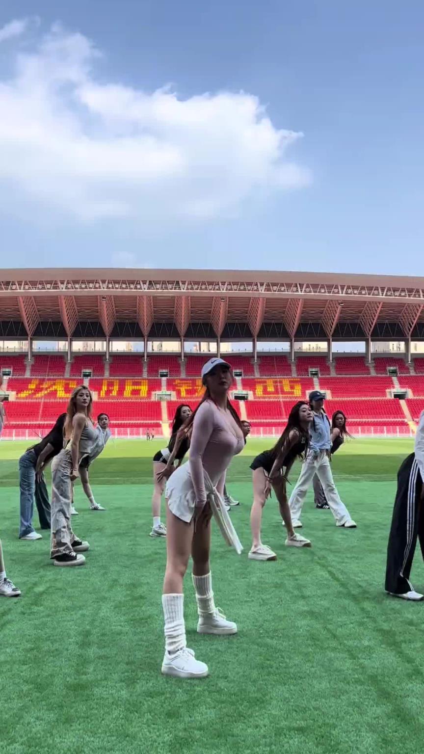 好看！在彩排的遼寧鐵人啦啦隊(duì)小姐姐們