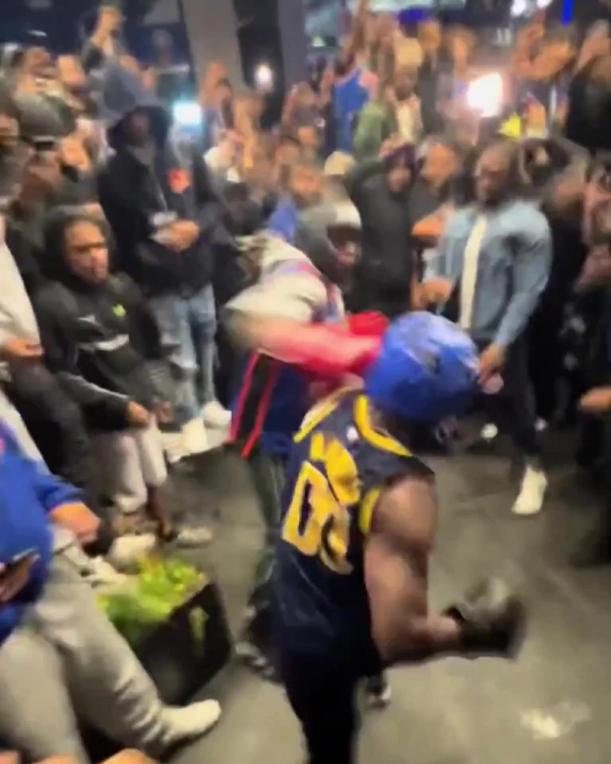 這不比場(chǎng)上好看？尼克斯&步行者球迷賽后直接1v1拳擊