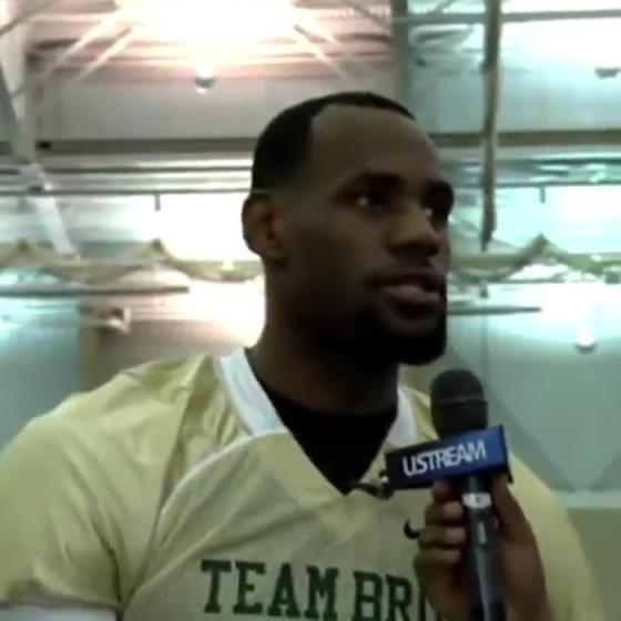 哥兩個(gè)還會(huì)這個(gè)??？11年NBA停擺期間老詹和阿杜組隊(duì)玩橄欖球