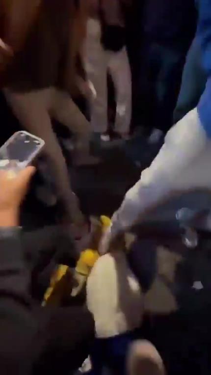 驚！尼克斯大勝步行者后，哈利伯頓遭主場(chǎng)球迷群毆