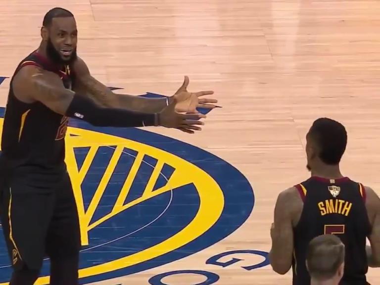 名場(chǎng)面！JR搶下關(guān)鍵籃板沒(méi)看表，老詹質(zhì)問(wèn)JR為何傳球