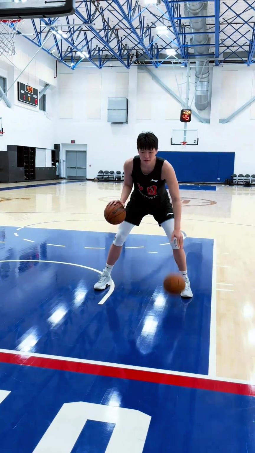 楊瀚森今日份訓(xùn)練！這個左右手運(yùn)球協(xié)調(diào)性真不錯