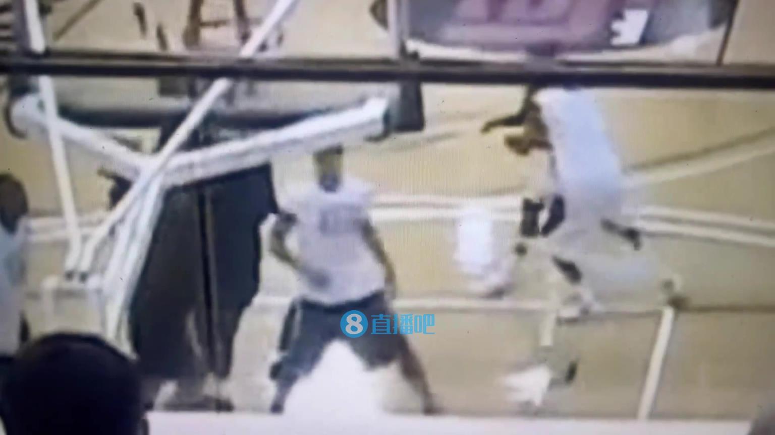 引熱議！美媒翻舊賬：當(dāng)年詹姆斯被大學(xué)生隔扣，耐克沒收了錄像帶