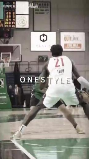 正統(tǒng)美式后衛(wèi)！JD戴維森炒菜后低手合球，對抗上籃打進(jìn)！