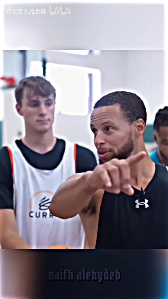 庫里：其實這個暴扣是我教的！當(dāng)弗拉格出現(xiàn)在庫里的訓(xùn)練營！