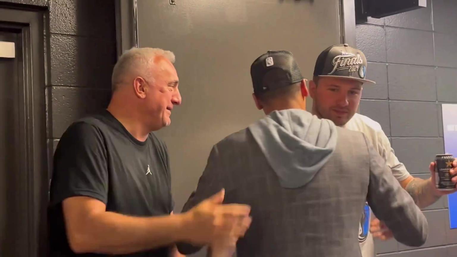 去年的今天，東契奇率隊殺入總決賽，賽后喝啤酒被芬利沒收