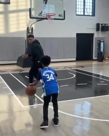 交易價值急劇下降！字母哥和小球迷單挑被當(dāng)面絕殺