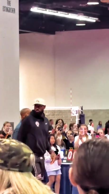 什么是巨星??！詹姆斯現(xiàn)身排球場被小球迷包圍 這就是行走的流量