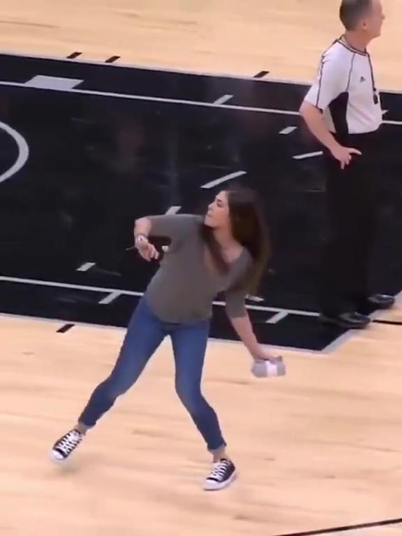 不愧是美國女籃主力，普拉姆的力量太嚇人了