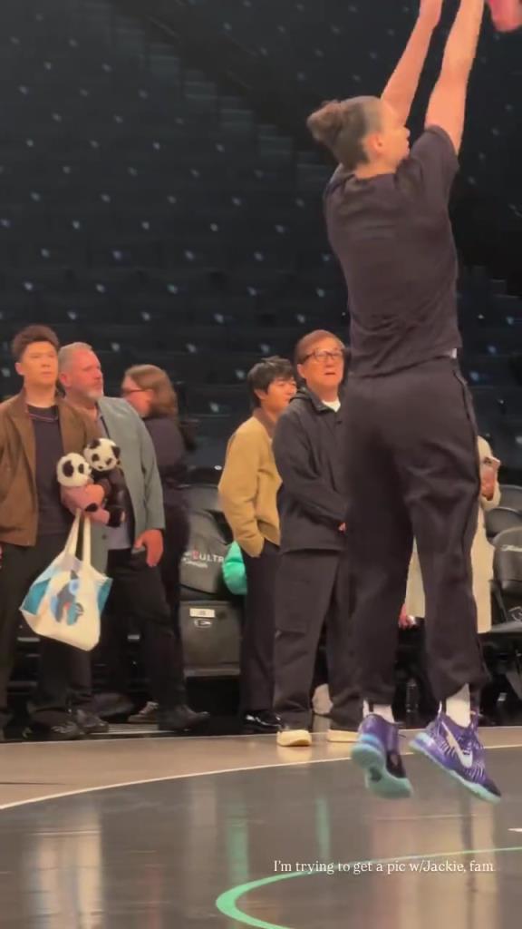 71歲成龍現(xiàn)身巴克萊中心看女籃比賽：她們投籃怎么那么準(zhǔn)?。?！