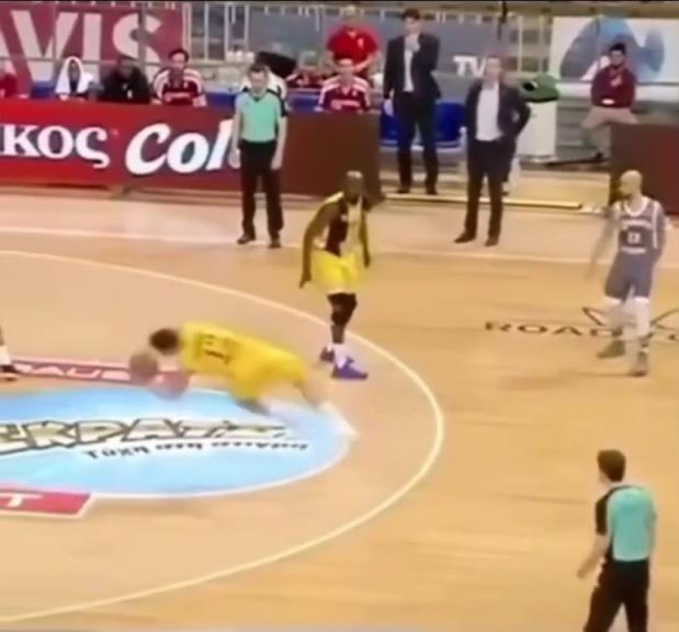 下地真快！搶斷這哥們兒多少是有點門將基礎(chǔ)